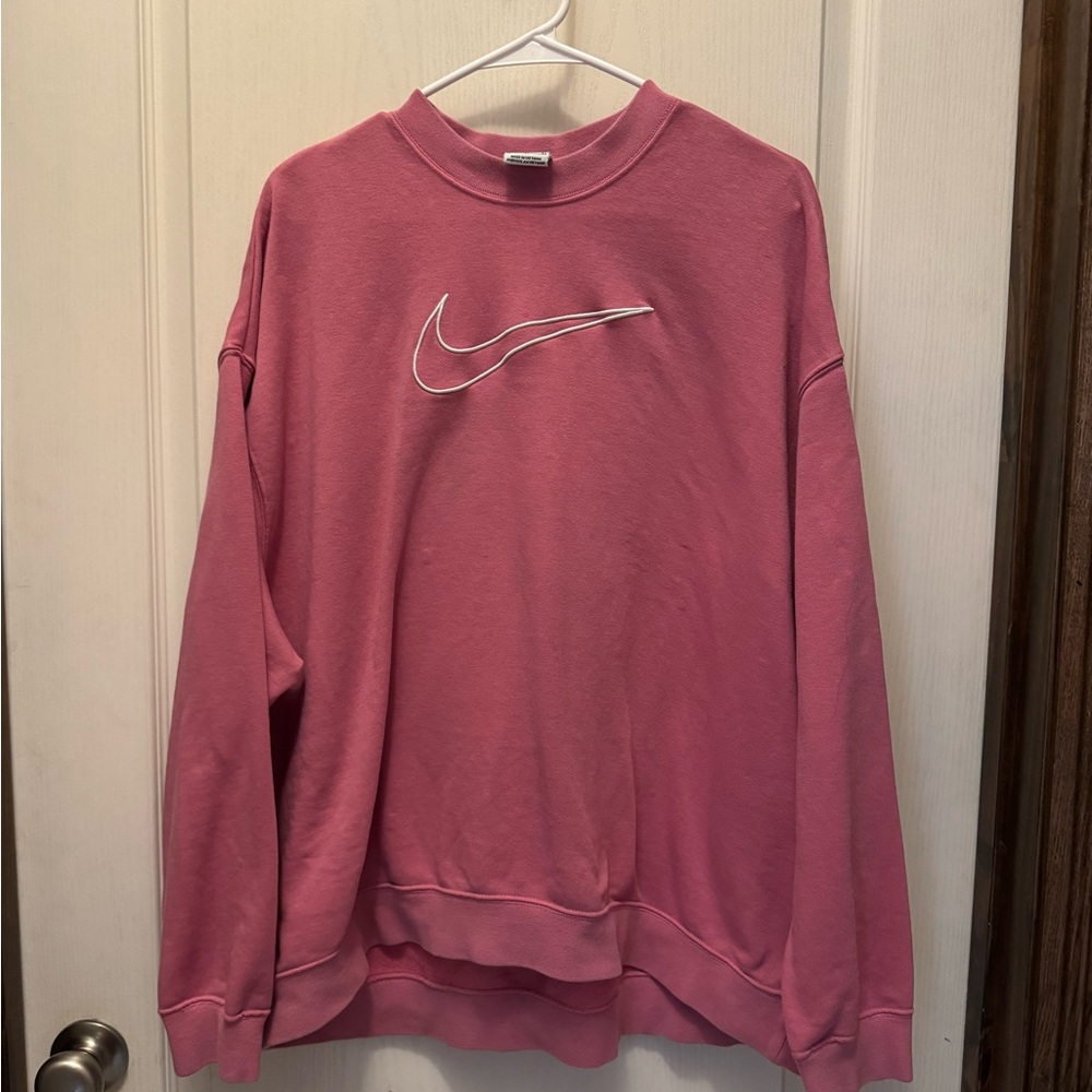 Nike Dri-FIT Get Fit
Women's Graphic Crewneck Sweatshirt